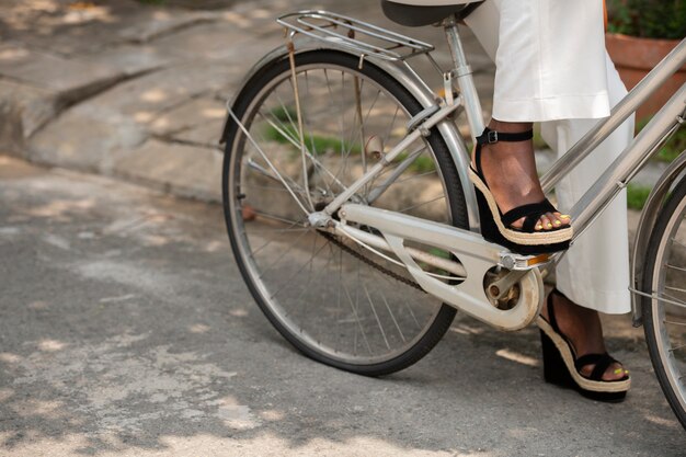 Seitenansicht Frau, die mit dem Fahrrad zur Arbeit geht