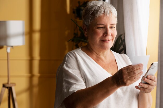 Seitenansicht Frau, die Smartphone hält