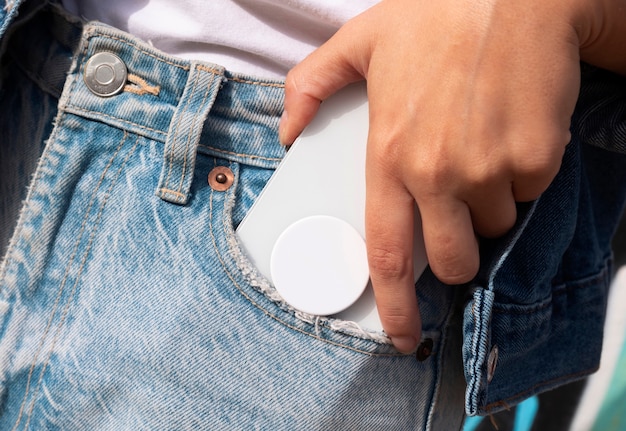 Kostenloses Foto seitenansicht frau, die smartphone hält