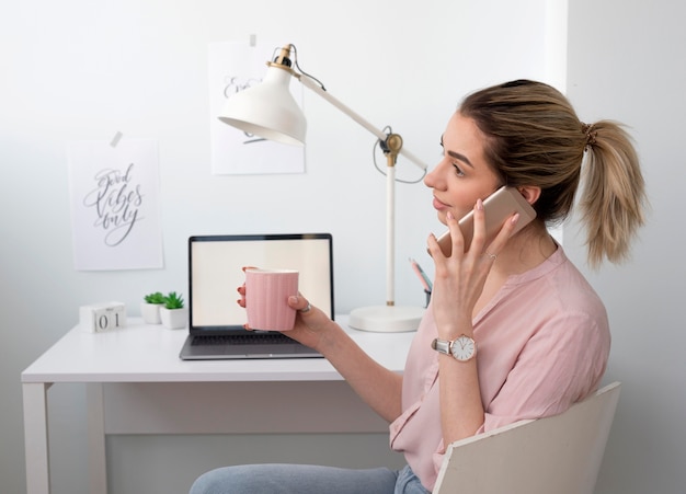 Seitenansicht Frau, die über Telefon spricht