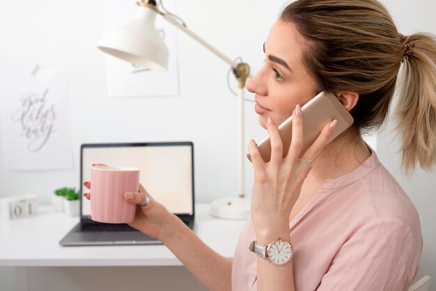 Seitenansicht Frau, die über Telefon spricht