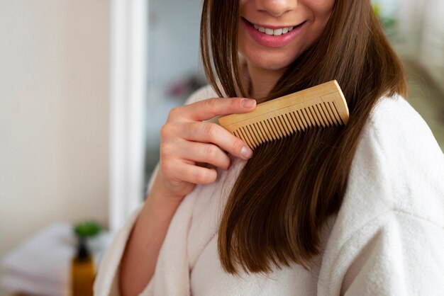 Seitenansicht Frau Haare schlagen Nacht Routine