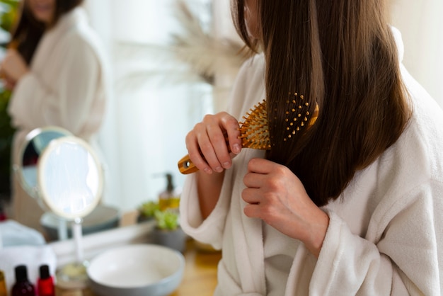 Kostenloses Foto seitenansicht frau haare schlagen nacht routine