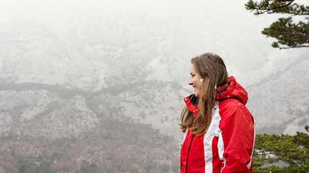 Kostenloses Foto seitenansicht frau in der natur