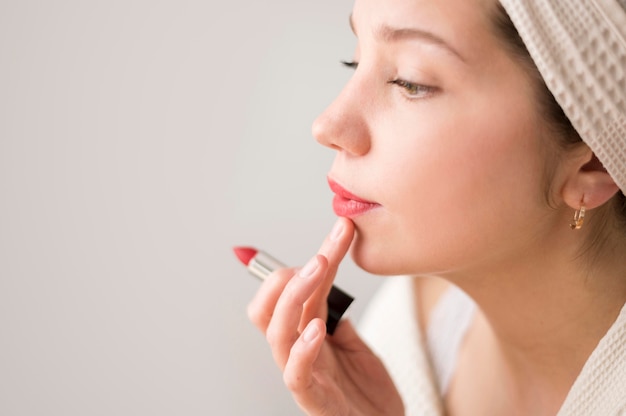 Seitenansicht Frau machen mit Lippenstift