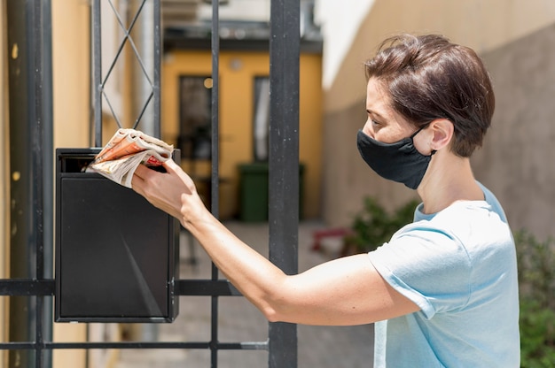 Kostenloses Foto seitenansicht frau mit maske