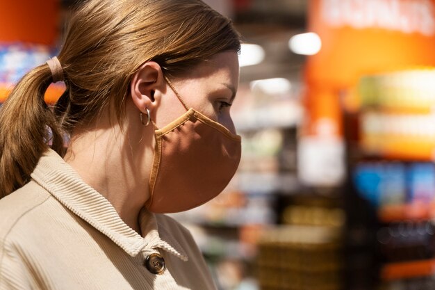 Seitenansicht Frau mit Maske