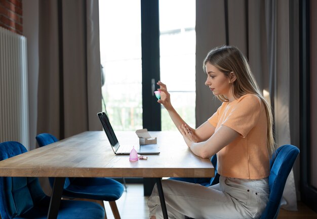 Seitenansicht Frau mit Menstruationstasse