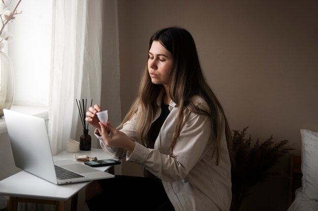 Seitenansicht Frau mit Menstruationstasse