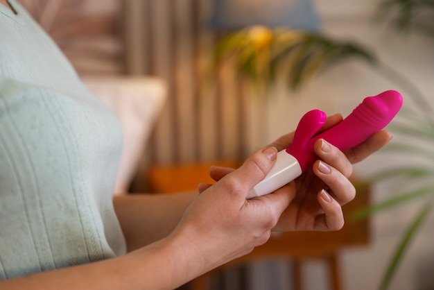 Seitenansicht Frau mit Vibrator