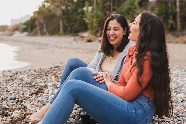 Kostenloses Foto seitenansicht frauen am meer