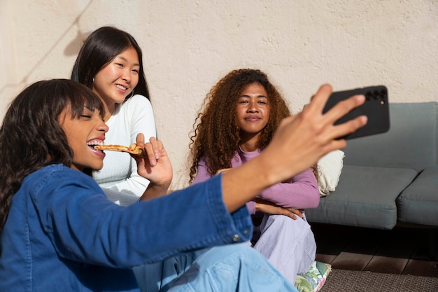 Seitenansicht Frauen, die selfie nehmen