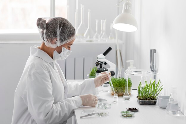 Seitenansicht Frauenexperiment auf Sprossen