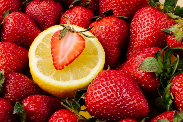 Seitenansicht frische Erdbeere mit Zitronenscheibe auf einem Teller