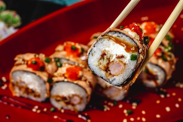 Kostenloses Foto seitenansicht garnelen tempura roll sushi
