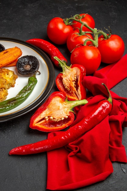 Seitenansicht Gemüse Peperoni Paprika Tomaten geröstetes Gemüse