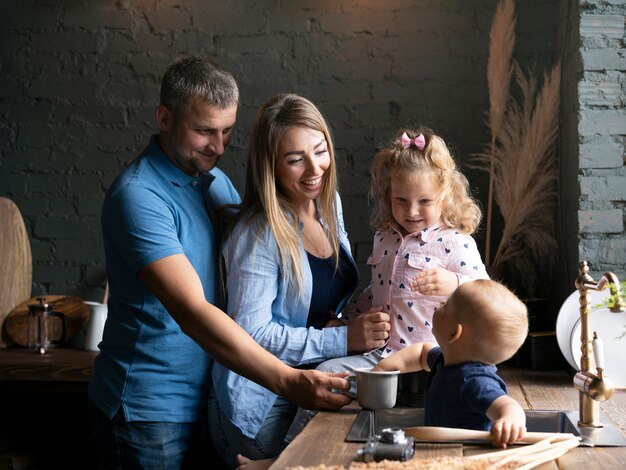 Seitenansicht gesegnete Familie in der Küche