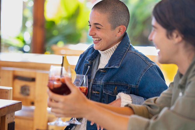 Seitenansicht glückliche Freunde mit Sangria