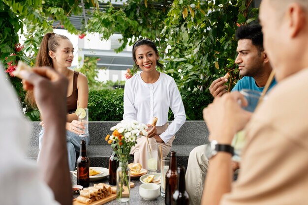 Seitenansicht glückliche Menschen mit Essen