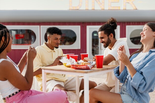 Seitenansicht glückliche Menschen mit leckerem Essen