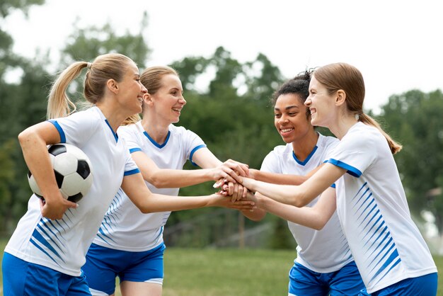 Seitenansicht glückliches Frauenteam