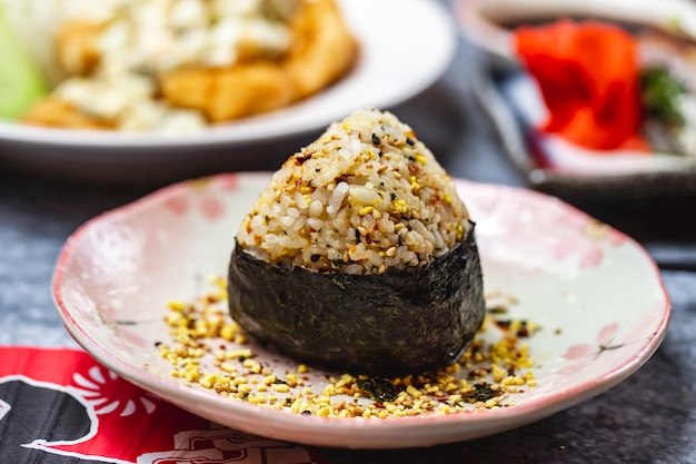 Seitenansicht Gunkan gepresste Algen mit Reis und Sesam auf einem Teller