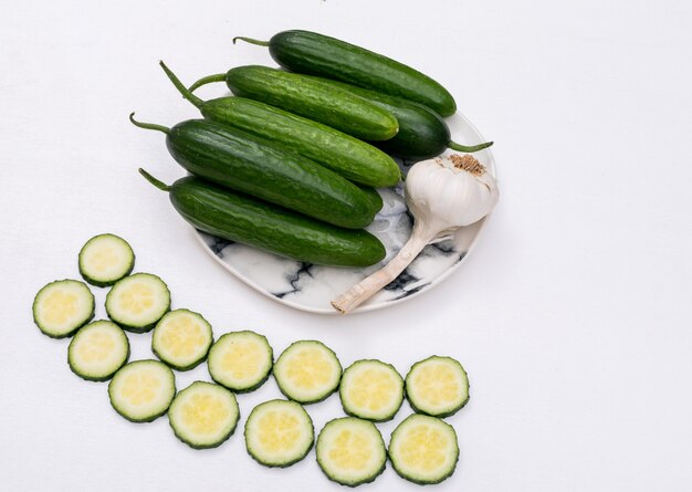 Seitenansicht Gurke auf Teller mit Knoblauch geschnitten