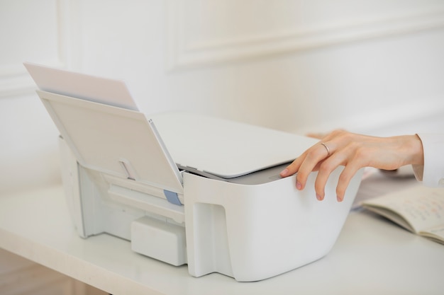 Seitenansicht Hand mit Drucker bei der Arbeit