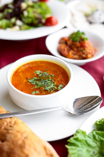 Seitenansicht Hühnerbrühe Suppe mit Brot auf einem servierten Tisch