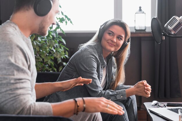 Seitenansicht Journalismus Interview im Büro