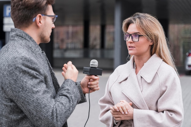 Seitenansicht Journalist beim Interview