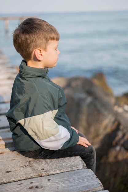 Seitenansicht Junge am Meer