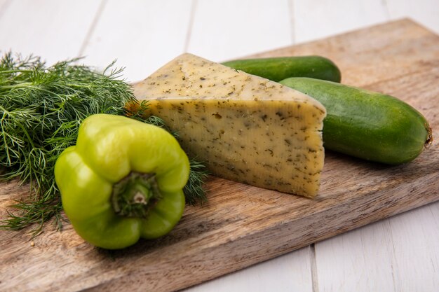 Seitenansicht Käse mit Gurken mit Paprika auf einem Ständer mit Dill auf einem weißen Teller