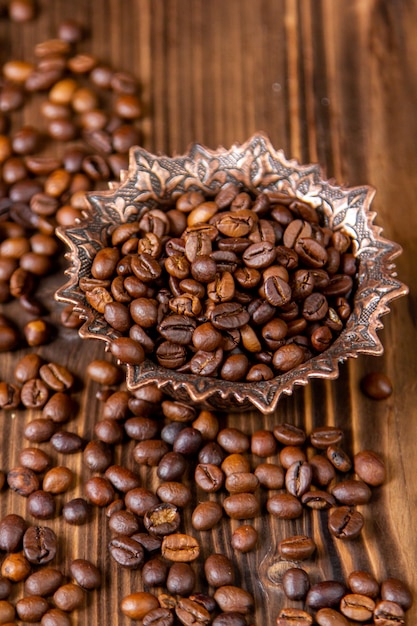 Kostenloses Foto seitenansicht kaffeebohnen in einer eisenvase