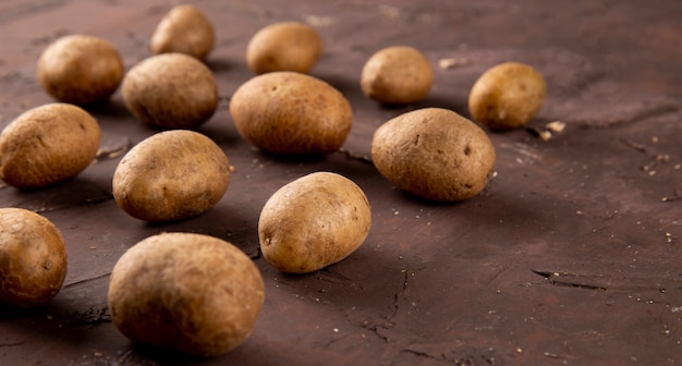 Seitenansicht Kartoffeln auf braunem Hintergrund