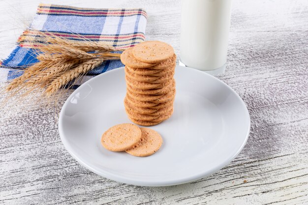 Seitenansicht Kekse mit Milch horizontal