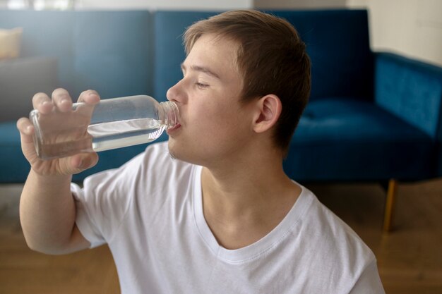 Seitenansicht Kind Trinkwasser