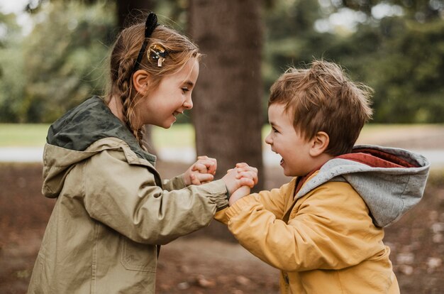 Seitenansicht Kinder, die Spaß im Freien haben