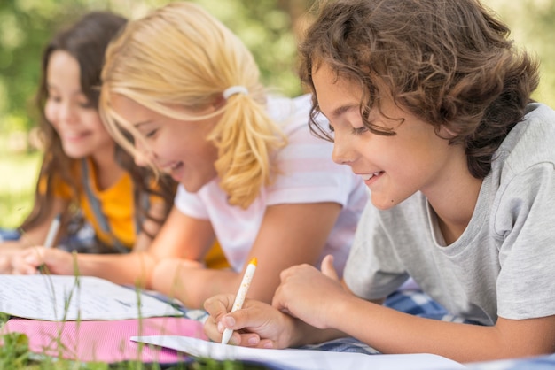 Kostenloses Foto seitenansicht kinder in parkschrift