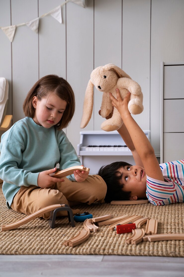 Kostenlose Foto seitenansicht kinder spielen mit spielzeug spielen