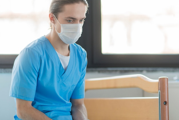 Kostenloses Foto seitenansicht krankenschwester ruhen