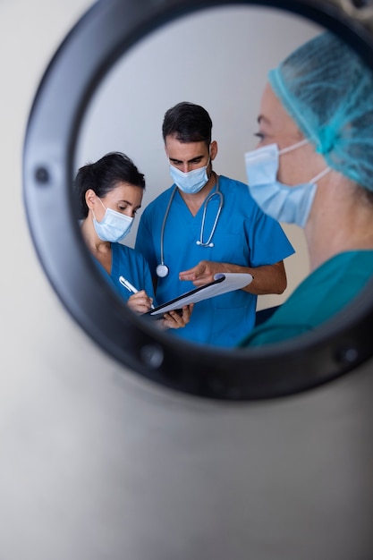 Kostenloses Foto seitenansicht krankenschwestern, die zusammenarbeiten