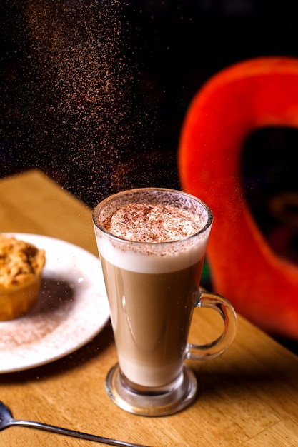 Kostenloses Foto seitenansicht latte kaffee mit milchschaum