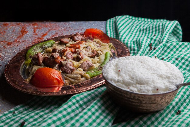 Seitenansicht Lule Kebab gemischter Auberginensalat mit Tomate und Papier und Ayran