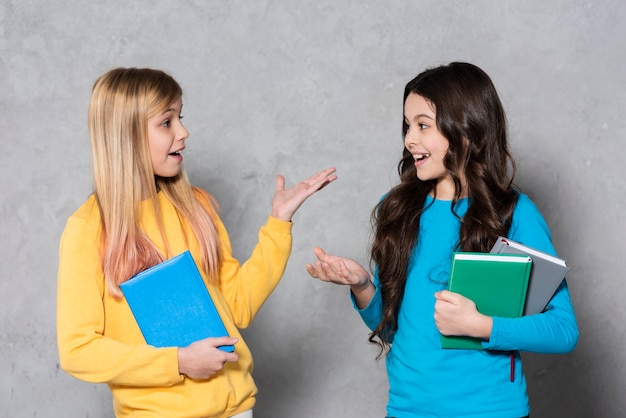 Kostenloses Foto seitenansicht mädchen mit büchern