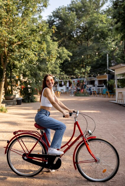 Seitenansicht Mädchen mit Fahrrad