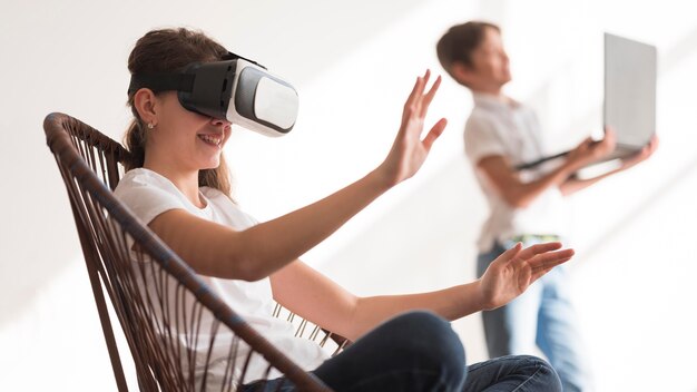 Seitenansicht-Mädchen mit Virtual-Reality-Headset