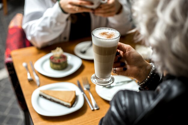 Seitenansicht Mädchen trinkt Latte