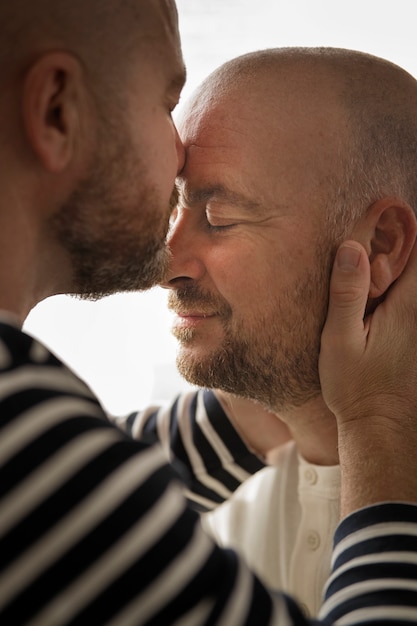 Kostenloses Foto seitenansicht männer, die romantisch sind