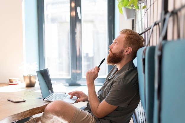 Seitenansicht Mann denken während der Arbeit